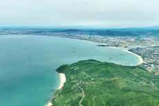 Bắc Trung Bộ và Duyên hải miền Trung đang từng bước hiện thực hóa mục tiêu trở thành vùng phát triển nhanh, bền vững, mạnh về kinh tế biển; có một số trung tâm công nghiệp, dịch vụ, hợp tác quốc tế lớn ngang tầm khu vực châu Á. Ảnh: Hoàng Hà