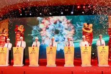 Các đại biểu thực hiện nghi thức khởi công dự án