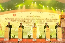 Các đại biểu thực hiện nghi lễ khởi công Dự án Khu du lịch văn hoá và Dự án Thác 9 tầng tại Khu vực mộ bà Hoàng Thị Loan, thuộc Khu di tích Quốc gia đặc biệt Khu lưu niệm Chủ tịch Hồ Chí Minh, huyện Nam Đàn, Nghệ An. Ảnh: T&T Group