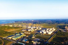 Tận dụng hiệu ứng lan tỏa từ Nhà máy Lọc dầu Dung Quất, Quảng Ngãi đã thu hút hàng loạt dự án công nghiệp quy mô lớn, góp phần tăng thu ngân sách địa phương