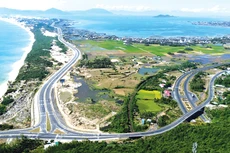 Hạ tầng giao thông đã được tỉnh Khánh Hòa đầu tư tại Khu kinh tế Vân Phong. Ảnh: Minh Hạnh