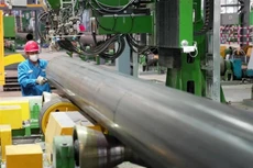 Công nhân làm việc trên dây chuyền sản xuất ống thép ở thị trấn Tần Hoàng Đảo, tỉnh Hà Bắc (Trung Quốc) ngày 5/11/2023. (Ảnh: THX/TTXVN)