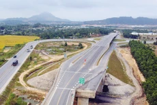 Kết cấu hạ tầng của Việt Nam hầu hết được đầu tư từ nguồn ngân sách nhà nước, sự tham gia của khu vực tư nhân còn hạn chế. Ảnh: Tường Lâm