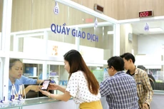 Nhân viên Tổng công ty Cấp nước Sài Gòn hướng dẫn khách hàng cài đặt ứng dụng chăm sóc khách hàng, khai báo thông tin đăng ký định mức nước sinh hoạt