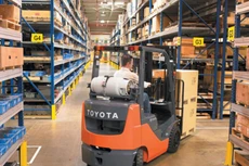 Mua sắm 2 xe nâng tại Vietnam Airlines miền Nam: Yêu cầu Giấy phép bán hàng bởi “hàng đặc chủng”?