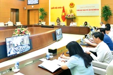 Các đại biểu dự phiên họp cho ý kiến về việc tiếp thu, giải trình, chỉnh lý Dự án Luật Giá (sửa đổi) nhất trí về việc cần duy trì Quỹ bình ổn giá xăng dầu. Ảnh: Quang Khánh