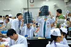Các vấn đề nổi cộm của ngành y tế là nội dung phổ biến, chiếm thời lượng lớn trên các phương tiện thông tin đại chúng thời gian qua. Ảnh: Đinh Quang Tuấn