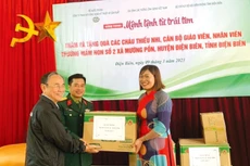 Thượng tá Trần Duy Trinh - Chủ nhiệm Chính trị Công ty TECAPRO trao quà cho Trường Mầm non số 2 xã Mường Pồn, huyện Điện Biên, tỉnh Điện Biên