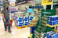 Nhiều tổ chức dự báo sức mua tiêu dùng Việt Nam sẽ bị ảnh hưởng mạnh, ít nhất là trong nửa đầu năm 2023. Ảnh: Tiên Giang