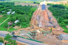 Việc tháo gỡ có hiệu quả các vướng mắc về giải ngân đầu tư công sẽ giúp nguồn vốn này trở thành cú hích cần thiết để kích hoạt các động lực tăng trưởng của nền kinh tế. Ảnh: Lê Tiên