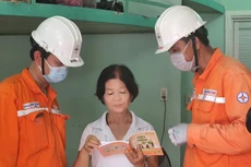 Nhân viên công ty điện lực thuộc EVNHCMC giới thiệu các giải pháp tiết kiệm điện tới người dân