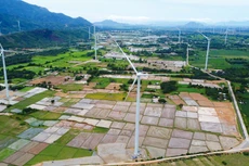 Còn nhiều thách thức trong việc bảo đảm nguồn cung năng lượng thay thế năng lượng từ nhiên liệu hóa thạch. Ảnh: Nhã Chi