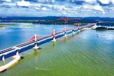 Cầu Cổ Lũy trên tuyến ven biển Dung Quất - Sa Huỳnh được đầu tư theo định hướng quy hoạch hướng biển và đẩy mạnh kinh tế biển. Ảnh: Minh Trang