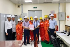 Ông Nguyễn Tiến Khoa, Chủ tịch HĐTV EVNGENCO1 trao quà cho người lao động tại Công ty Nhiệt điện Uông Bí