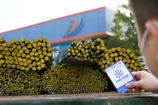 Giá thép giảm thời gian gần đây do lĩnh vực bất động sản còn nhiều khó khăn, hoạt động xây dựng hạn chế. Ảnh: Nhã Chi