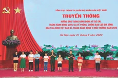 Đại diện TECAPRO trao hỗ trợ cho các cháu thiếu nhi mồ côi, có hoàn cảnh khó khăn trong chương trình truyền thông hưởng ứng Tháng hành động vì trẻ em, Tháng hành động quốc gia về phòng, chống bạo lực gia đình năm 2023