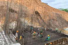 Xí nghiệp 9 - Tổng công ty 319 đang thi công phần công việc dưới nước - hạng mục đầu tiên có tính chất quyết định tiến độ của Dự án