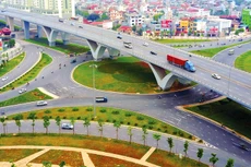 Dự án Xây dựng nút giao thông trung tâm quận Long Biên thông xe từ năm 2016 nhưng đến nay vẫn chưa hoàn thành giao quỹ đất đối ứng thanh toán cho nhà đầu tư. Ảnh: Nhật Quang