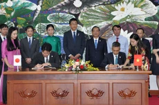 Thứ trưởng Bộ Tài chính Việt Nam Võ Thành Hưng và Trưởng đại diện Cơ quan Hợp tác Quốc tế Nhật Bản (JICA) Sugano Yuichi đã thực hiện ký kết 3 thỏa thuận sử dụng vốn vay Nhật Bản