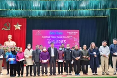 Phó Tổng biên tập Báo Đấu thầu Dương Thị Minh Thư và lãnh đạo MTTQ Việt Nam tỉnh Nam Định trao quà Tết Quý Mão 2023 cho các hộ nghèo huyện Ý Yên (tỉnh Nam Định). Ảnh: Tường Lâm