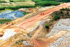 Thủ tướng yêu cầu các bộ, ngành và địa phương chủ động tháo gỡ khó khăn cho các dự án cao tốc, đặc biệt là nguồn vật liệu và công tác giải phóng mặt bằng. Ảnh: Lê Tiên