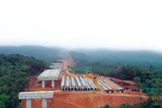 Tổng công ty Xây dựng Trường Sơn huy động nhân lực, máy móc tổ chức thi công đồng loạt trên những vị trí có mặt bằng