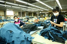 Nhiều đạo luật của Mỹ, EU dự kiến áp dụng cho các ngành sản xuất, trong đó có ngành dệt may, yêu cầu doanh nghiệp phải đáp ứng tiêu chuẩn xanh, thiết kế sinh thái… Ảnh: Tiên Giang