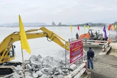 Thi công đường công vụ vận chuyển thiết bị tại khu vực Bến cảng Liên Chiểu. Ảnh: Hà Minh