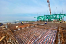 Tại Gói thầu số 36 (từ đường Liên cảng đến cầu Mỏ Nhát), nhà thầu đang khẩn trương thi công đường và các cầu quan trọng. Ảnh: Ngọc Tuấn