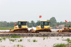 Các nhà thầu huy động máy móc và nhân lực thi công xuyên Tết. Ảnh: Dương Giang