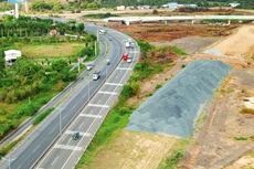 Vốn đầu tư công được xem là “vốn mồi” kích thích tiêu dùng, thúc đẩy tăng trưởng kinh tế, nhưng việc giải ngân nguồn vốn này đang gặp nhiều khó khăn. Ảnh: Lê Tiên