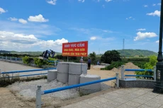 Các cống bê tông chặn đường ra vào vận chuyển cát trái phép tại Quảng Ngãi. Ảnh: Minh Hạnh