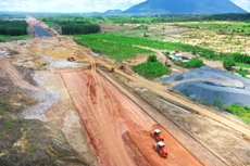 Nhiều dự án giao thông trọng điểm chậm tiến độ có một phần nguyên nhân do giải phóng mặt bằng một số đoạn tuyến quan trọng gặp khó . Ảnh: Lê Tiên