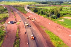 Các nhà thầu tập trung nguồn lực, tranh thủ thời tiết thuận lợi tổ chức tăng ca, tăng kíp để hoàn thiện cao tốc Phan Thiết - Dầu Giây. Ảnh: Tứ Quý