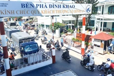 Phà Đình Khao kết nối hai tỉnh Vĩnh Long và Bến Tre là điểm nghẽn giao thông trên Quốc lộ 57. Ảnh: NC st