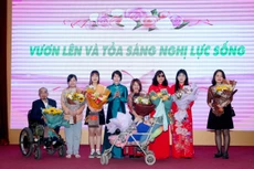 Thay mặt Bộ trưởng Bộ KH&ĐT Nguyễn Chí Dũng, Thứ trưởng Nguyễn Thị Bích Ngọc tặng hoa và quà (1 triệu đồng/người) cho các chị em nữ thuộc 8 nhóm yếu thế do Bộ KH&ĐT bảo trợ. Ảnh: Lê Tiên + Đức Trung