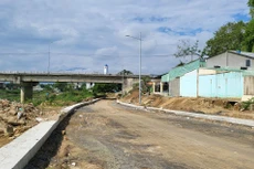 Công trình tuyến đường ven sông Tuyên Sơn - Túy Loan chậm tiến độ vì vướng mặt bằng. Ảnh: Minh Hạnh