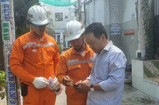 Nhân viên EVNHCMC hướng dẫn khách hàng sử dụng App EVNHCMC CSKH