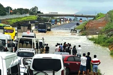 Cao tốc Phan Thiết - Dầu Giây đoạn qua xã Sông Phan, huyện Hàm Tân, tỉnh Bình Thuận có nơi bị ngập gần 1 m. Ảnh: Phạm Tư