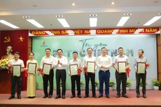 Lãnh đạo Đảng ủy Khối Doanh nghiệp Trung ương, Petrovietnam trao giải tập thể cho các đơn vị đạt giải