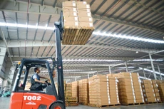 Tổng cầu thế giới phục hồi sẽ giúp đơn hàng xuất khẩu của doanh nghiệp Việt Nam tăng trở lại. Ảnh: Đinh Quang Tuấn