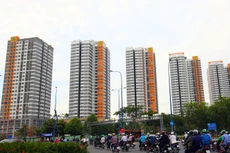 Nhiều doanh nghiệp bất động sản đã giảm sâu giá bán, tăng chiết khấu đến 45 - 50% nhưng vẫn rất khó bán được hàng vì hầu như không có người mua. Ảnh: Lê Tiên