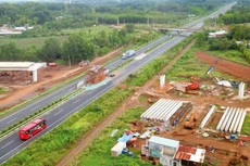 Nhu cầu vốn cho đầu tư hạ tầng giao thông giai đoạn tới là rất lớn trong khi ngân sách trung ương có hạn. Ảnh: Lê Tiên