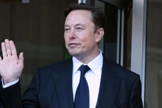 Elon Musk trở lại ngôi giàu nhất thế giới