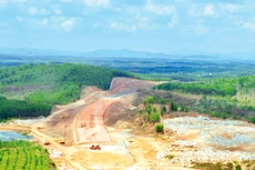 Nhiều công trình cao tốc đang được đồng loạt triển khai dẫn đến tình trạng khan hiếm nguồn vật liệu đắp nền tại khu vực phía Nam. Ảnh: Lê Tiên