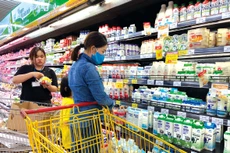 Lương cơ sở bắt đầu tăng từ 1/7/2023, nhưng giá cả các mặt hàng thiết yếu đã có dấu hiệu tăng. Ảnh: Lê Tiên