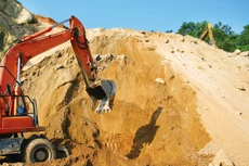 Nhiều dự án cao tốc tại Đồng bằng sông Cửu Long gặp khó khăn về nguồn vật liệu đắp nền. Ảnh minh họa: Lê Tiên