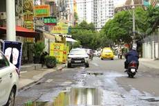 Đường Cửu Long, quận Tân Bình, TP.HCM xuống cấp, ảnh hưởng đến việc tham gia giao thông. Ảnh: Nguyễn Văn