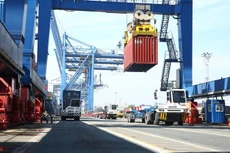 Thương mại hàng hóa trong tháng 1 giảm 25%