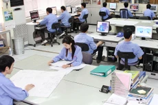 Người nộp thuế thu nhập cá nhân đang cần được Nhà nước chia sẻ khó khăn. Ảnh: Tường Lâm